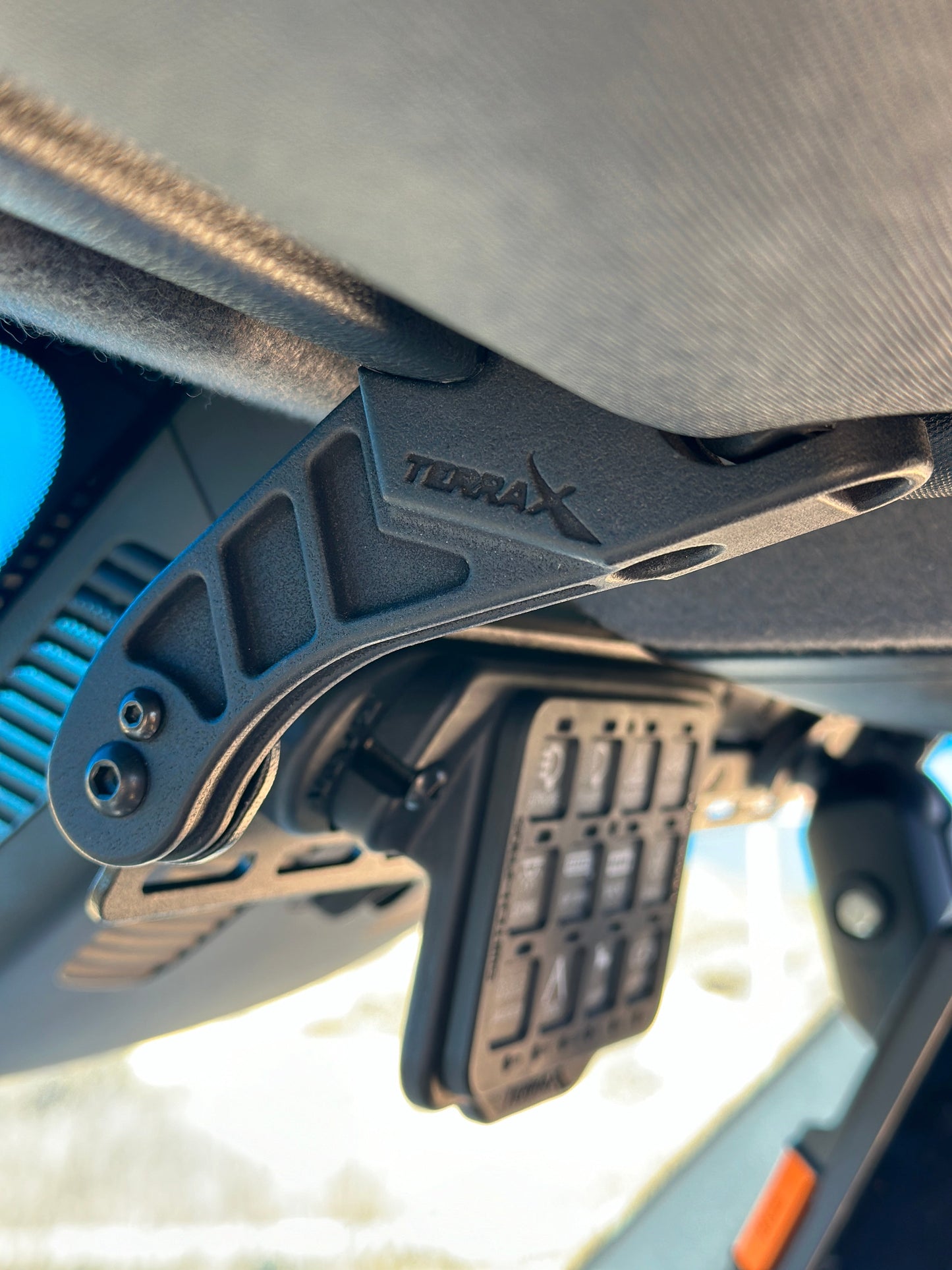 Sprinter Van Visor Track Mount for Navigation Devices and Accessories – TERRA X Visordok (NCV3 & VS30)